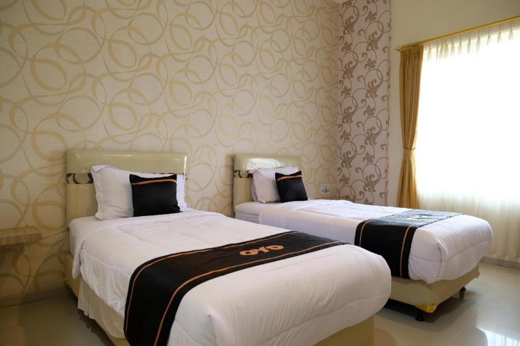 Oyo 1616 Hotel Central City 2 Танджунгпандан Экстерьер фото