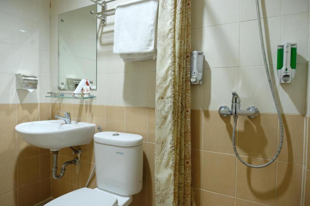 Oyo 1616 Hotel Central City 2 Танджунгпандан Экстерьер фото