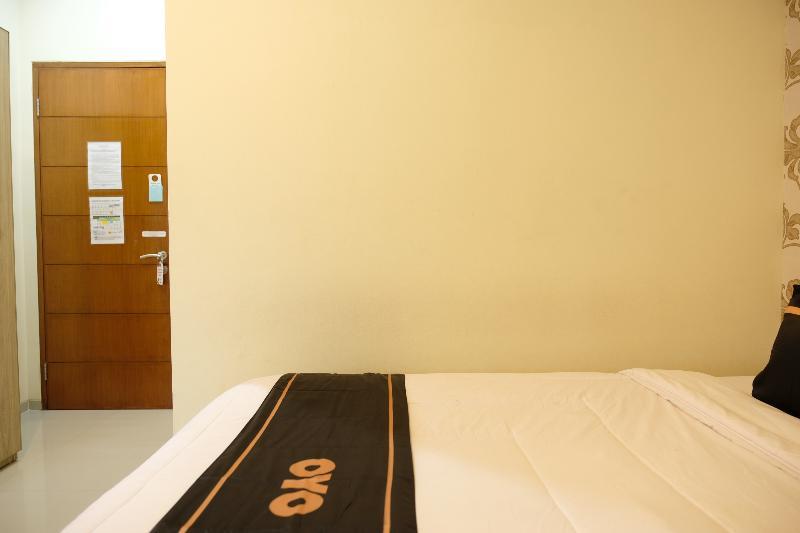 Oyo 1616 Hotel Central City 2 Танджунгпандан Экстерьер фото