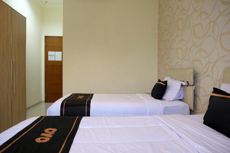 Oyo 1616 Hotel Central City 2 Танджунгпандан Экстерьер фото