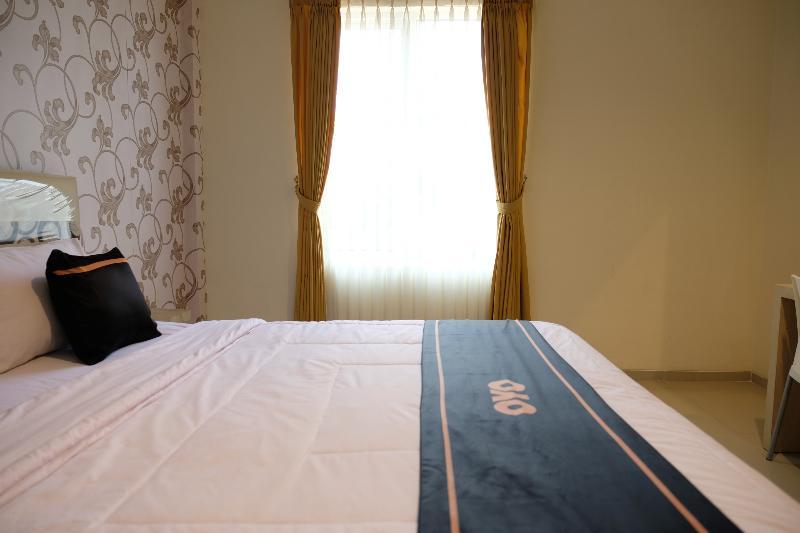 Oyo 1616 Hotel Central City 2 Танджунгпандан Экстерьер фото