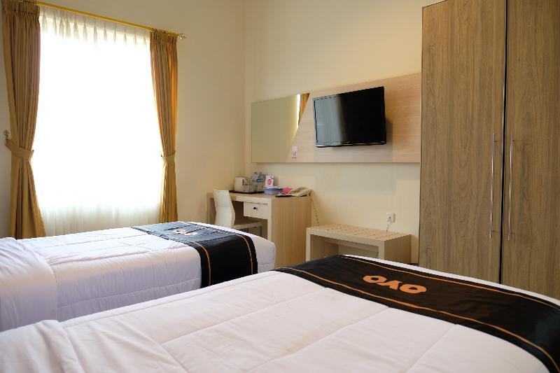 Oyo 1616 Hotel Central City 2 Танджунгпандан Экстерьер фото