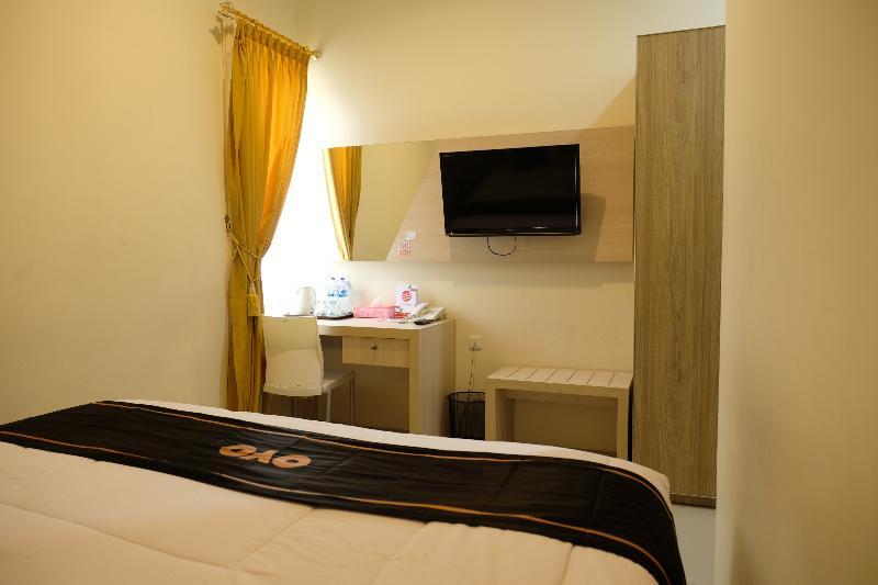 Oyo 1616 Hotel Central City 2 Танджунгпандан Экстерьер фото